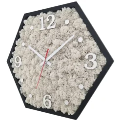 Hexagonale Wanduhr mit schwarzem Rahmen, weißem Islandmoos und silbernen Ziffern