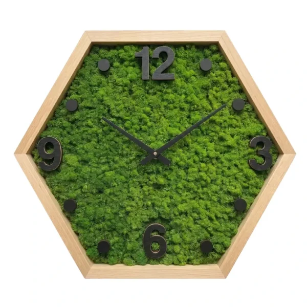 Hexagonale Wanduhr aus Holz mit grünem Islandmoos und schwarzen Ziffern