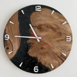 Wanduhr aus Eiche und Epoxidharz mit Zifferblatt und Zeigern in Frontansicht