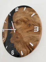 Wanduhr aus Eiche und Epoxidharz in seitlicher Perspektive mit sichtbarer Kante
