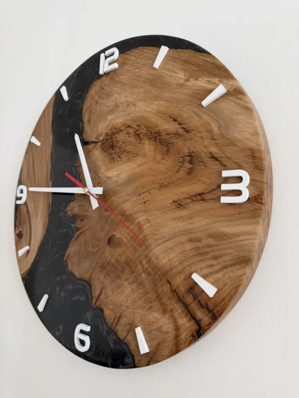 Wanduhr aus Eiche und Epoxidharz in seitlicher Perspektive mit sichtbarer Kante