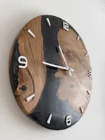 Wanduhr aus Eiche und Epoxidharz in schräger Seitenansicht