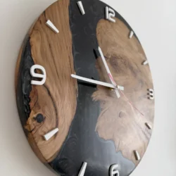 Wanduhr aus Eiche und Epoxidharz in schräger Seitenansicht