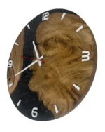 Wanduhr aus Eiche und Epoxidharz in seitlicher Perspektive mit sichtbarer Kante