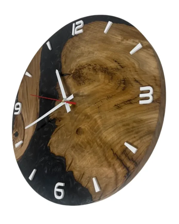 Wanduhr aus Eiche und Epoxidharz in seitlicher Perspektive mit sichtbarer Kante