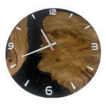Wanduhr aus Eiche und Epoxidharz mit Zifferblatt und Zeigern in Frontansicht