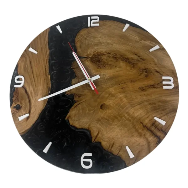 Wanduhr aus Eiche und Epoxidharz mit Zifferblatt und Zeigern in Frontansicht