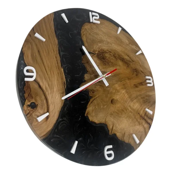 Wanduhr aus Eiche und Epoxidharz in schräger Seitenansicht